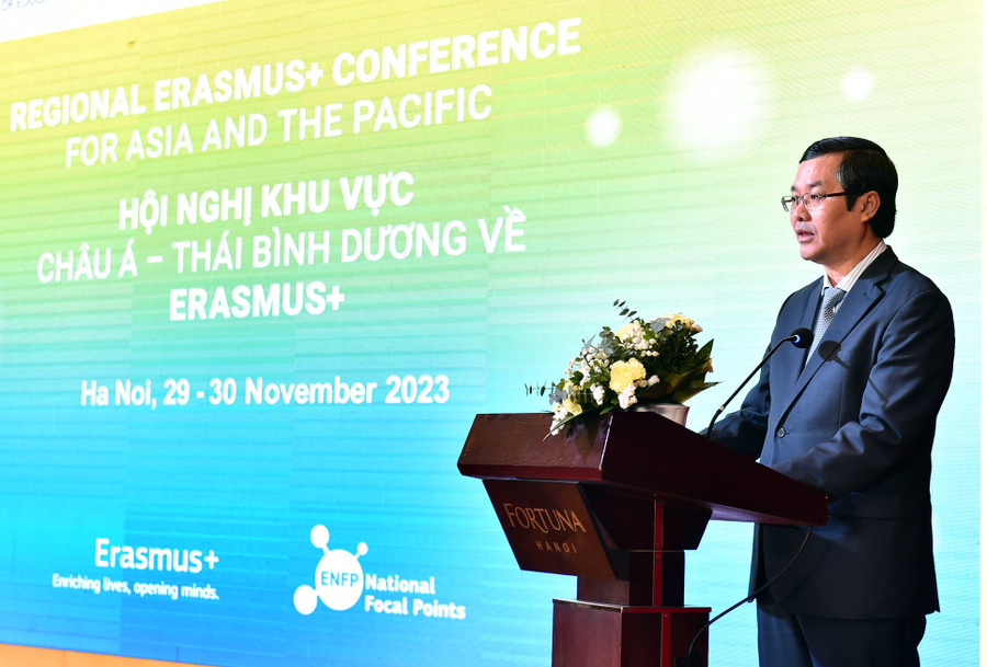 Thứ trưởng Bộ GD&ĐT Nguyễn Văn Phúc phát biểu tại hội nghị. Thứ trưởng Bộ GD&ĐT Nguyễn Văn Phúc phát biểu tại hội nghị.