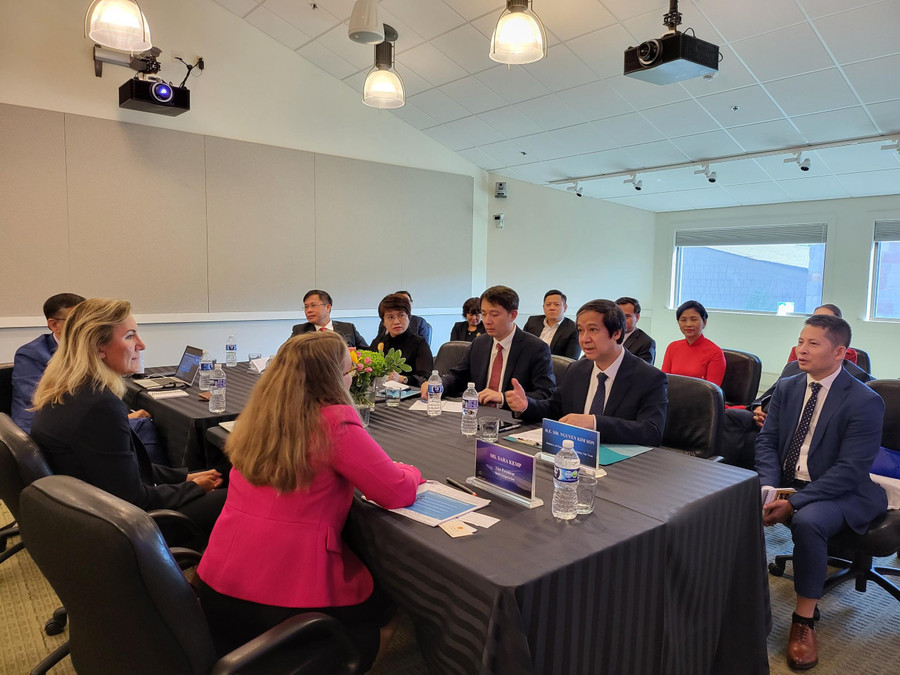 Bộ trưởng Nguyễn Kim Sơn làm việc với Tập đoàn Intel.