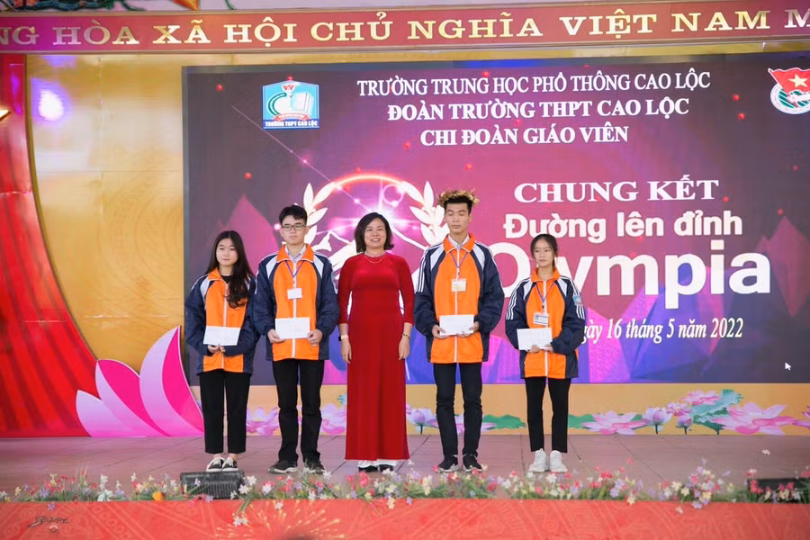 Học sinh Trường THPT Cao Lộc được tư vấn về Chương trình GDPT 2018. Ảnh: NTCC.