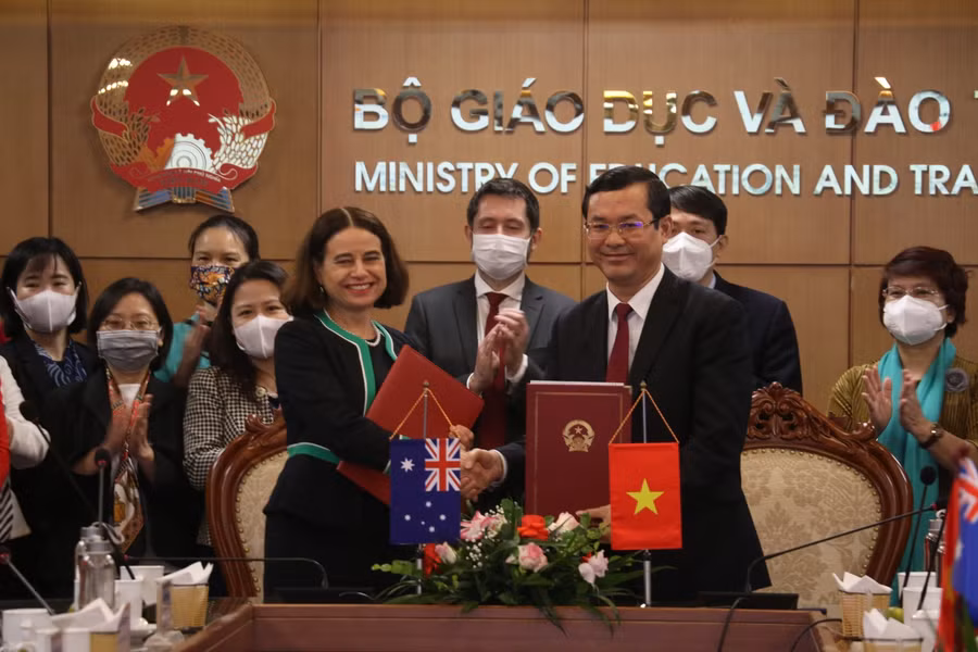 Thứ trưởng Nguyễn Văn Phúc và Đại sứ Australia tại Việt Nam, bà Robyn Mudie, ký kết văn bản về Chương trình Phát triển Nguồn nhân lực.