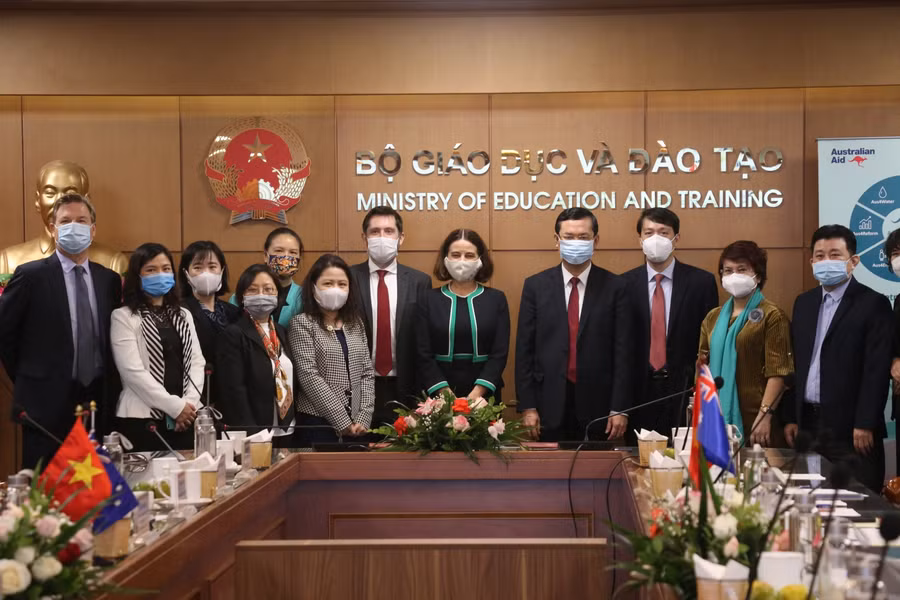 Thứ trưởng Nguyễn Văn Phúc và Đại sứ Robyn Mudie cùng các thành viên hai đoàn trong buổi tiếp xã giao.