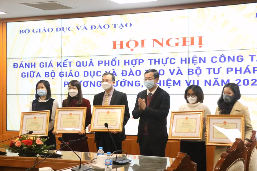 Thứ trưởng Nguyễn Văn Phúc tặng bằng khen của Bộ trưởng Bộ Giáo dục và Đào tạo cho các tập thể, cá nhân của Bộ Tư pháp.