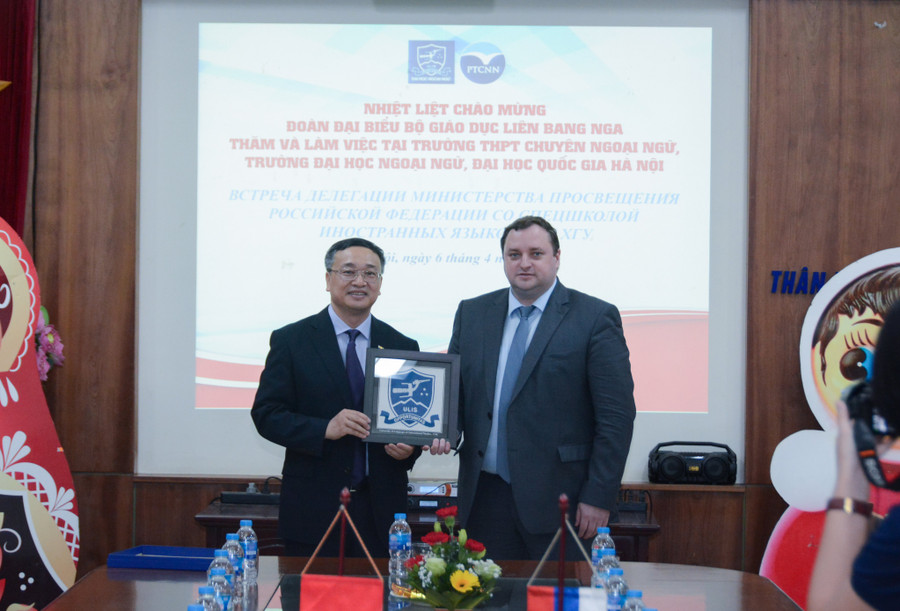 Thứ trưởng Bộ Giáo dục Liên bang Nga Gribov Denis Evgenievich và đại diện Trường THPT chuyên Ngoại ngữ trao quà lưu niệm. Thứ trưởng Bộ Giáo dục Liên bang Nga Gribov Denis Evgenievich và đại diện Trường THPT chuyên Ngoại ngữ trao quà lưu niệm.