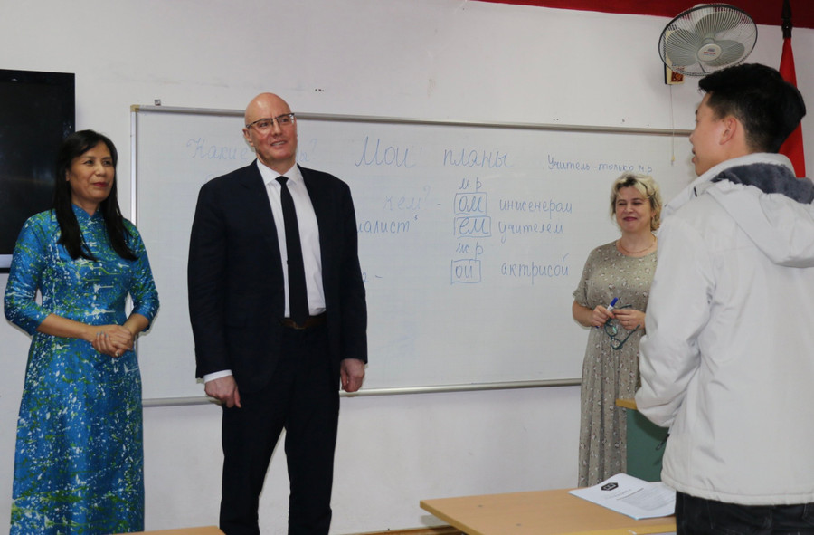 Phó Thủ tướng Nga Dmitry Chernyshenko thăm và trò chuyện với giáo viên, học viên tiếng Nga tại Phân viện Puskin. Phó Thủ tướng Nga Dmitry Chernyshenko thăm và trò chuyện với giáo viên, học viên tiếng Nga tại Phân viện Puskin.