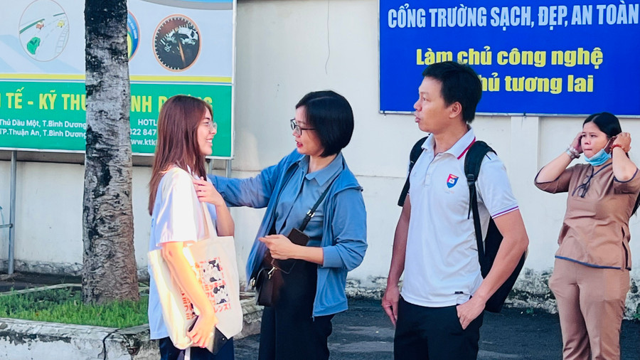 Phụ huynh và giáo viên động viên các em trước khi vào phòng thi.