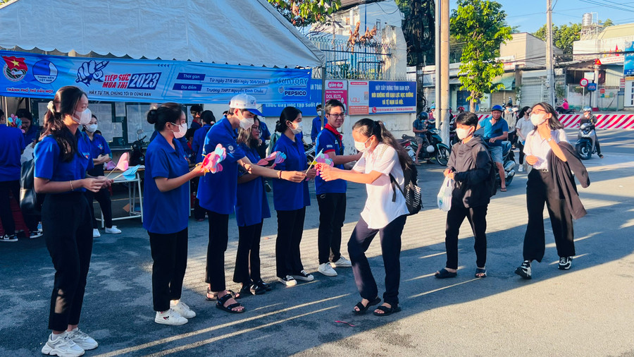 Các tình nguyện viên phát nước và động viên các thí sinh thi tốt.