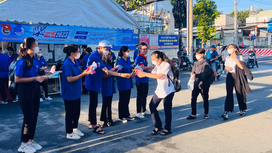 Các tình nguyện viên phát nước và động viên các thí sinh thi tốt.