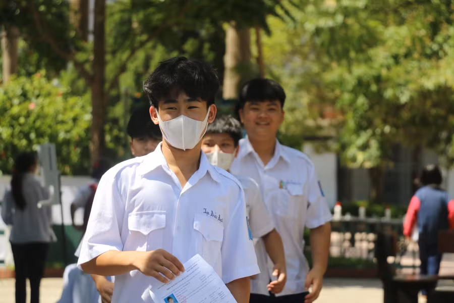 Nhiều thí sinh thở phào với đề thi Toán vừa sức.