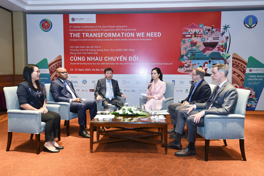 Cuộc tọa đàm giữa Vụ Hợp tác quốc tế và các chuyên gia quốc tế đã diễn ra trong khuôn khổ phiên bế mạc hội nghị vào ngày 27/4. Ảnh: Tùng Đinh.