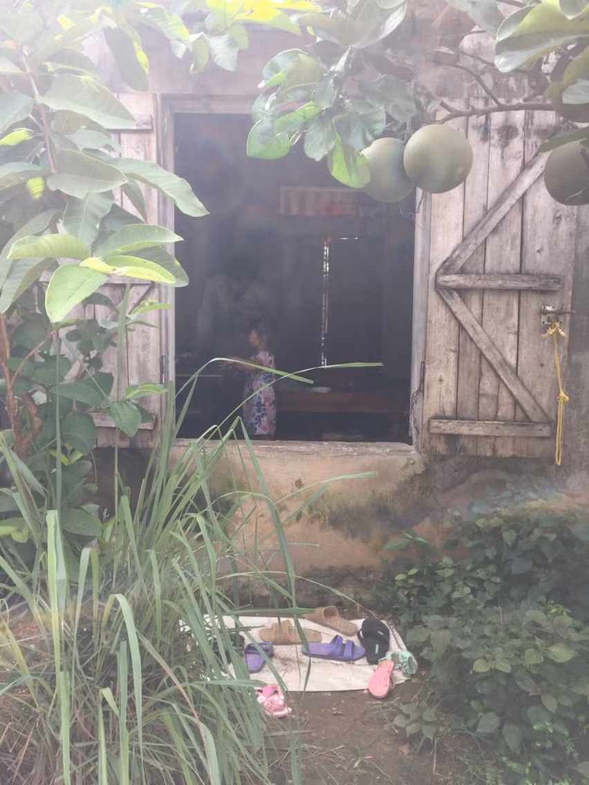 Vợ chồng anh Nguyên phải tháo chấn song cửa sổ để làm lối đi