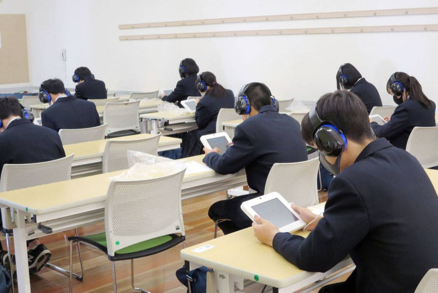 Học sinh Tokyo, Nhật Bản, thi nghe môn Tiếng Anh trong kỳ thi tuyển sinh THPT. Ảnh: INT. Học sinh Tokyo, Nhật Bản, thi nghe môn Tiếng Anh trong kỳ thi tuyển sinh THPT. Ảnh: INT.