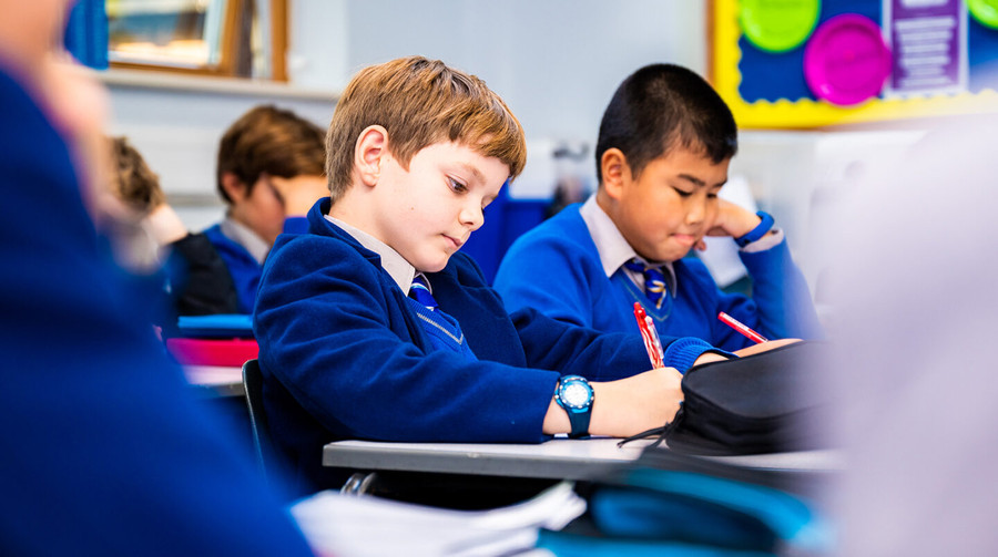 Học sinh Vương quốc Anh thi ba môn bắt buộc gồm Toán, Tiếng Anh và Khoa học. Ảnh: INT. Học sinh Vương quốc Anh thi ba môn bắt buộc gồm Toán, Tiếng Anh và Khoa học. Ảnh: INT.