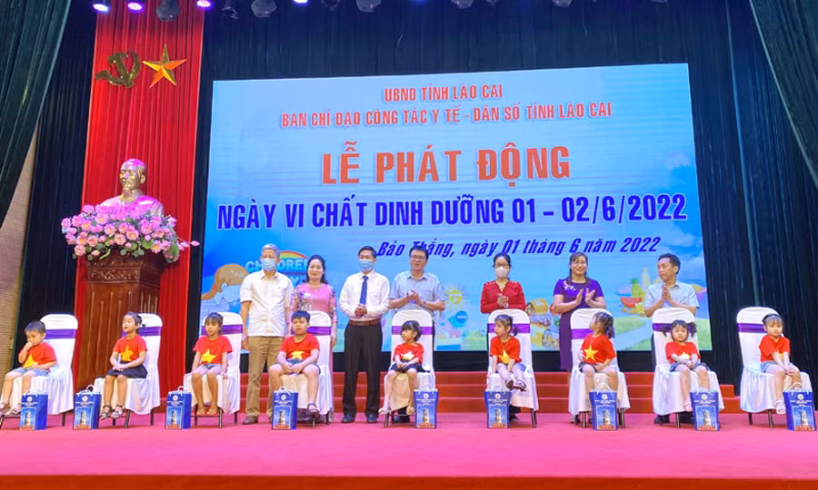  Ban Chỉ đạo công tác Y tế - Dân số tỉnh Lào Cai tặng quà và cho trẻ em uống Vitamin A tại Lễ phát động - Ảnh P.Đ.