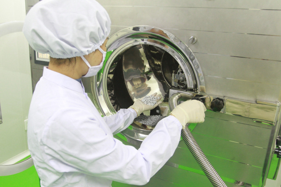 Quy trình sản xuất thuốc dạng viên nén tại nhà máy sản xuất thuốc YHCT Bà Giằng. Ảnh: NVCC.