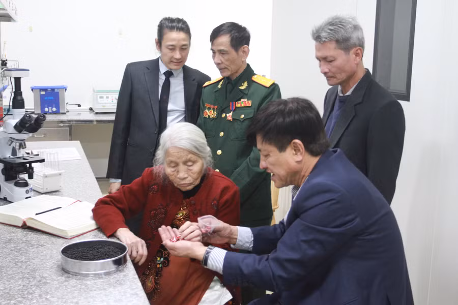 GS Lê Thành Vinh (hàng dưới, ngoài cùng bên phải) thảo luận cùng các chuyên gia về lựa chọn sản phẩm. Ảnh: NVCC.