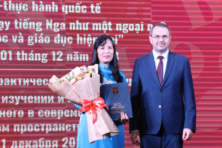 Thứ trưởng Bộ Khoa học và Giáo dục đại học Liên bang Nga Mogilevsky Konstantin Ilyich tặng hoa cho Phân viện Puskin. Thứ trưởng Bộ Khoa học và Giáo dục đại học Liên bang Nga Mogilevsky Konstantin Ilyich tặng hoa cho Phân viện Puskin.