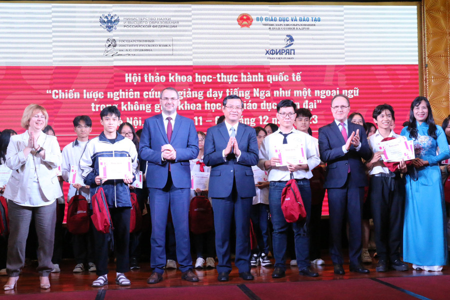 Các đại biểu trao bằng khen cho các thí sinh đạt giải Nhất kỳ thi Olympic tiếng Nga quốc tế. Các đại biểu trao bằng khen cho các thí sinh đạt giải Nhất kỳ thi Olympic tiếng Nga quốc tế.