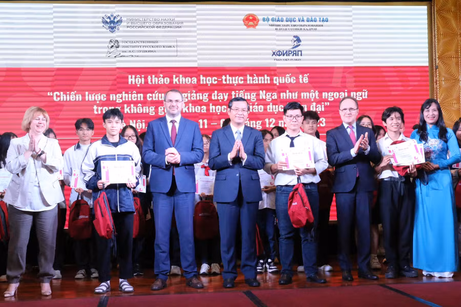 Các đại biểu trao bằng khen cho các thí sinh đạt giải Nhất kỳ thi Olympic tiếng Nga quốc tế.