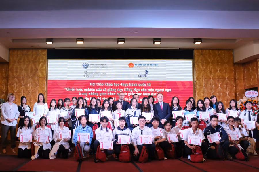 Các đại biểu chụp hình lưu niệm cùng học sinh đạt giải Olympic tiếng Nga quốc tế.