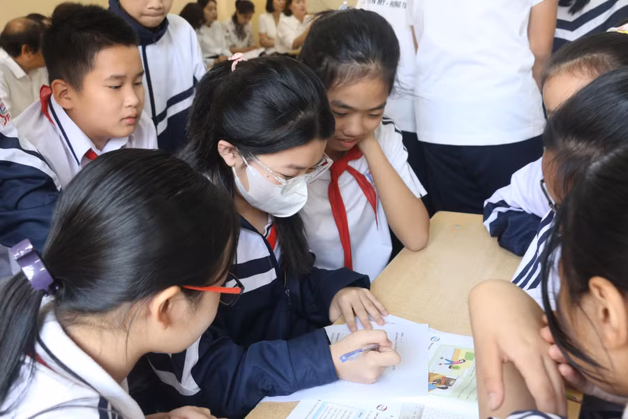 Học sinh cùng nhau thảo luận chủ đề học Hoạt động trải nghiệm, hướng nghiệp.