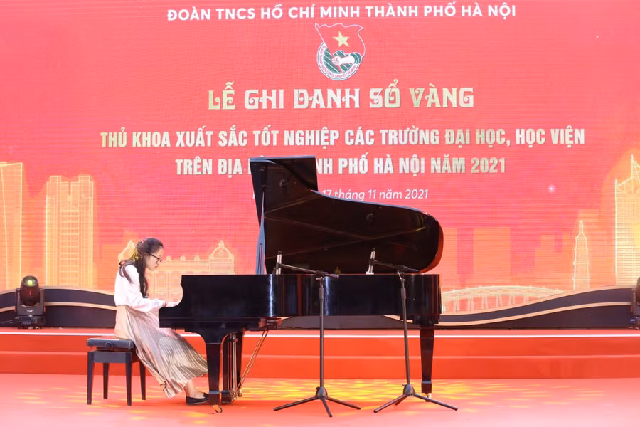 Mai Nhi biểu diễn trong lễ ghi danh sổ vàng tại Văn Miếu Quốc Tử Giám. Ảnh: NVCC.