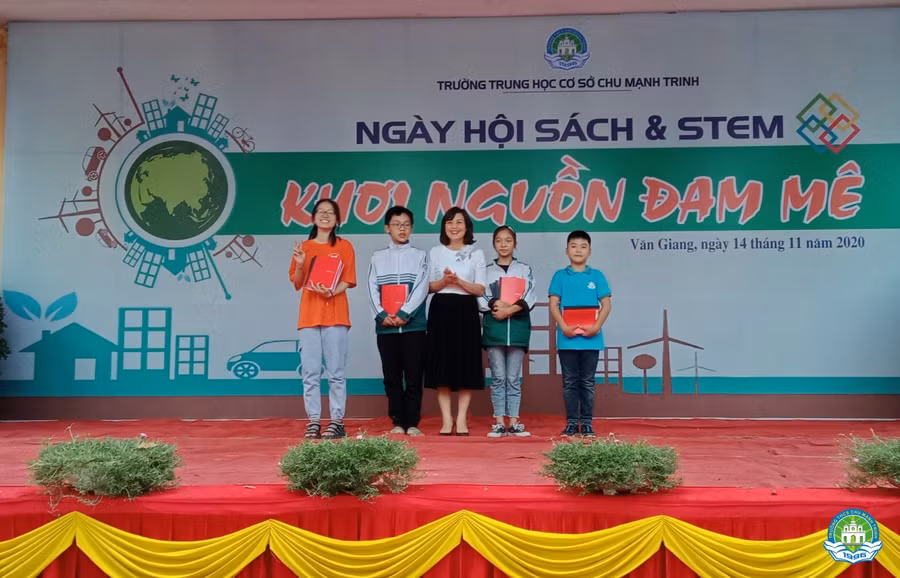 Trường THCS Chu Mạnh Trinh trao thưởng cho học sinh trong Ngày hội sách & STEM năm học 2020-2021. Ảnh: NVCC.