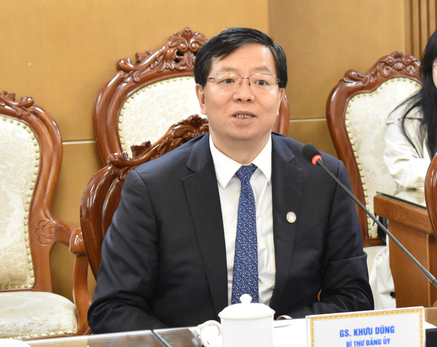 GS Khưu Dũng, Bí thư Đảng uỷ, Chủ tịch Hội đồng Đại học Thanh Hoa, Trung Quốc. GS Khưu Dũng, Bí thư Đảng uỷ, Chủ tịch Hội đồng Đại học Thanh Hoa, Trung Quốc.