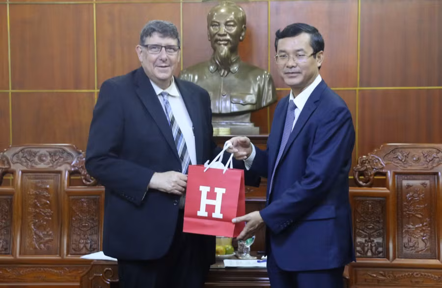 Thứ trưởng Nguyễn Văn Phúc và GS Anthony Saich trao quà lưu niệm.