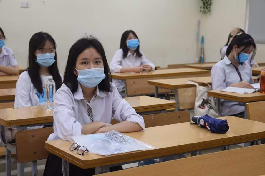 Thí sinh đeo khẩu trang, tập trung trong phòng thi.