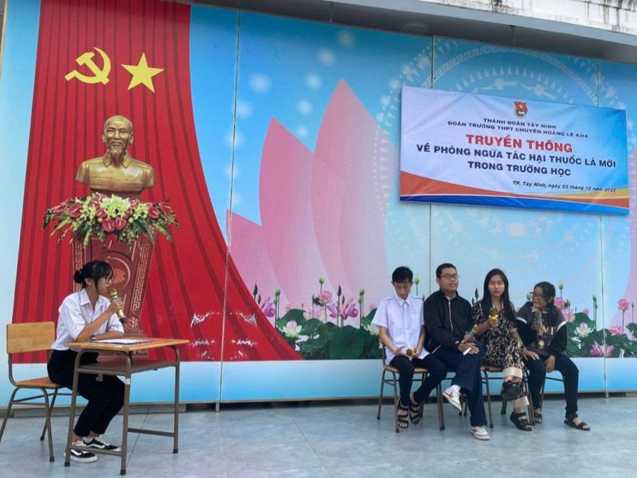 Học sinh thảo luận về việc phòng ngừa tác hại thuốc lá mới trong trường học. Ảnh: NVCC. Học sinh thảo luận về việc phòng ngừa tác hại thuốc lá mới trong trường học. Ảnh: NVCC.