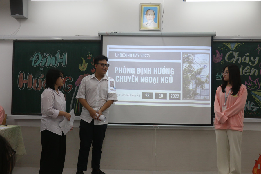 Học sinh Trường THPT chuyên Ngoại ngữ, Hà Nội, giới thiệu về các hoạt động của trường. Học sinh Trường THPT chuyên Ngoại ngữ, Hà Nội, giới thiệu về các hoạt động của trường.