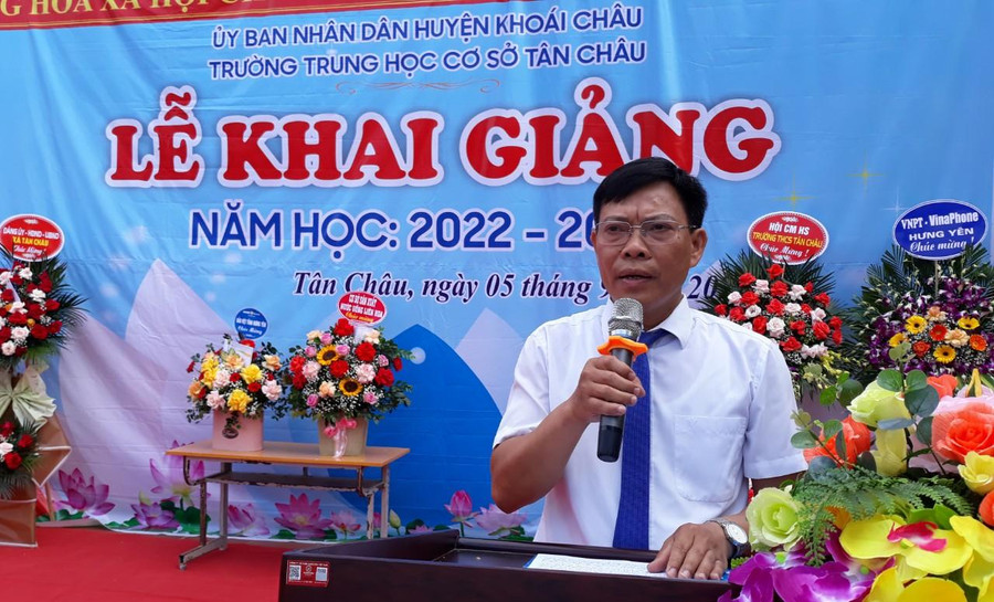 Thầy Lê Văn Bảy, Hiệu trưởng Trường THCS Tân Châu phát biểu tại lễ khai giảng. Ảnh: NTCC. Thầy Lê Văn Bảy, Hiệu trưởng Trường THCS Tân Châu phát biểu tại lễ khai giảng. Ảnh: NTCC.