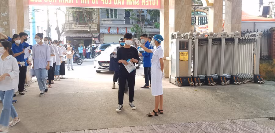 Các điểm thi tăng cường công tác phòng dịch, thí sinh đi theo từng hàng dưới sự hướng dẫn của đội ngũ y tế và tình nguyện viên.