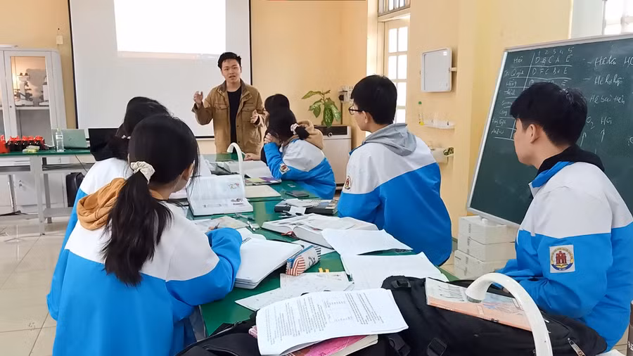 Ngọc Hà chia sẻ kiến thức Sinh học cho học sinh phổ thông. Ảnh: NVCC.