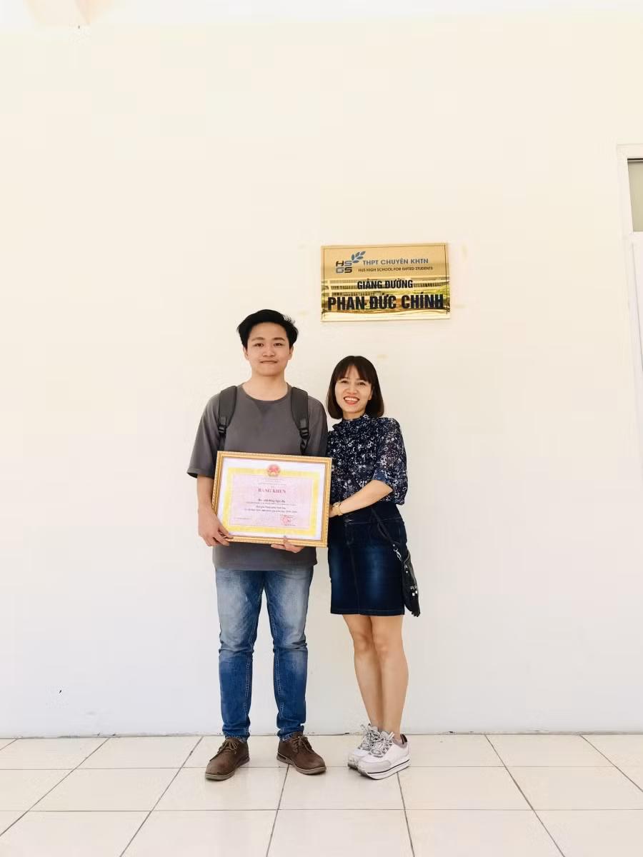 Hà chụp ảnh cùng mẹ. Ảnh: NVCC.