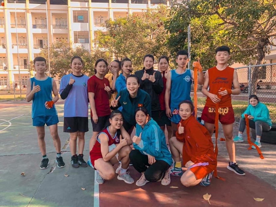 Là Thị Vân chụp ảnh lưu niệm cùng các thành viên đội tuyển thể thao. Ảnh: NVCC. Là Thị Vân chụp ảnh lưu niệm cùng các thành viên đội tuyển thể thao. Ảnh: NVCC.