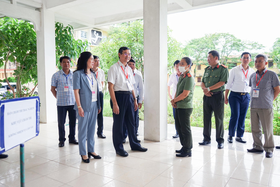 Đoàn công tác của Bộ GD&ĐT kiểm tra công tác chấm thi tốt nghiệp tại Thái Bình. Đoàn công tác của Bộ GD&ĐT kiểm tra công tác chấm thi tốt nghiệp tại Thái Bình.