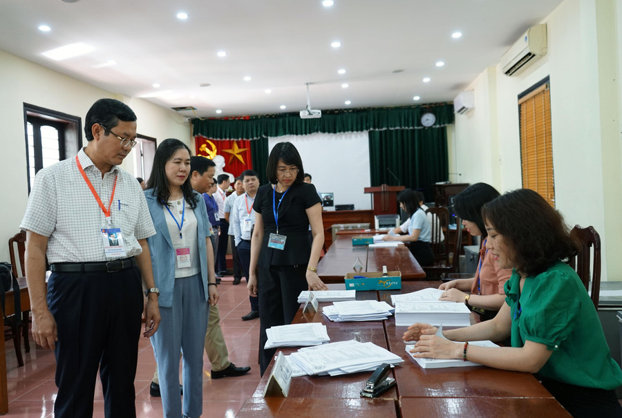 Thứ trưởng Nguyễn Văn Phúc dẫn đầu đoàn công tác của Bộ GD&ĐT kiểm tra công tác chấm thi tại Thái Bình. Thứ trưởng Nguyễn Văn Phúc dẫn đầu đoàn công tác của Bộ GD&ĐT kiểm tra công tác chấm thi tại Thái Bình.