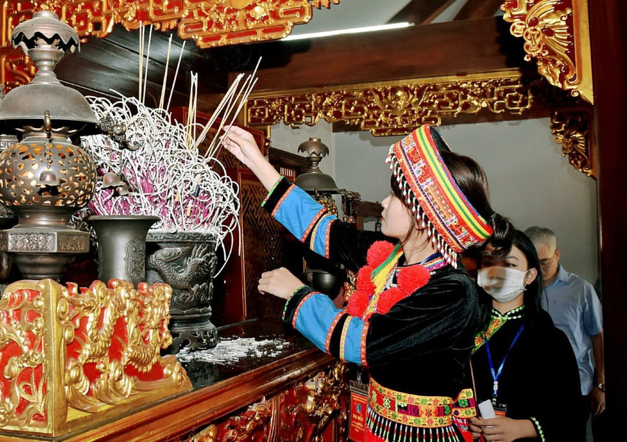 Lý Thị Xuân dâng hương tưởng niệm. Ảnh: NVCC. Lý Thị Xuân dâng hương tưởng niệm. Ảnh: NVCC.