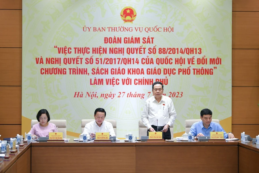 Đoàn giám sát của Uỷ ban Thường vụ Quốc hội về đổi mới chương trình, sách giáo khoa GDPT làm việc với Chính phủ.