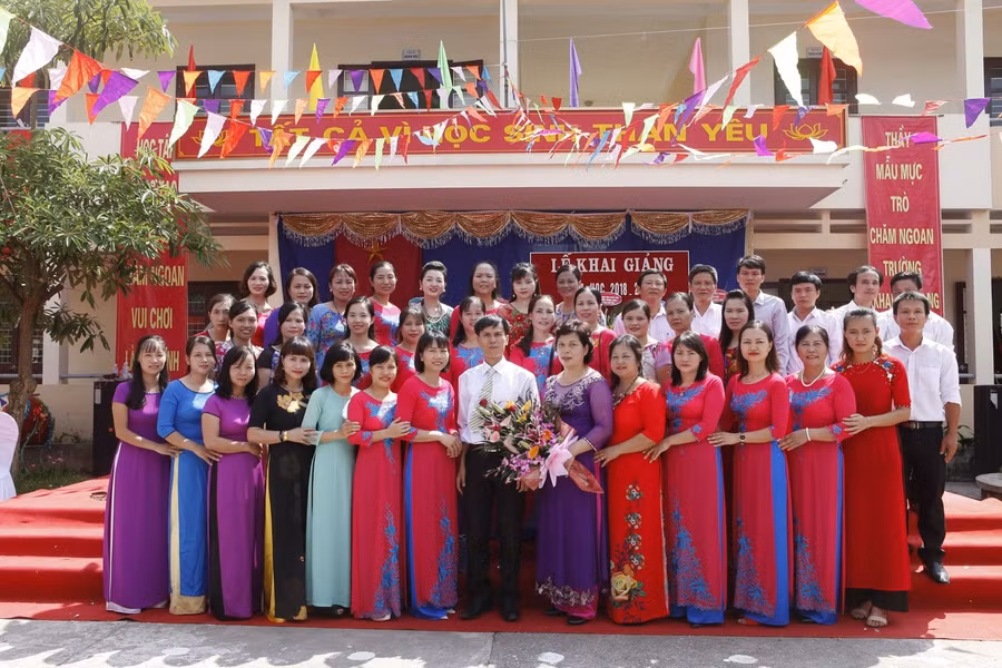 Giáo viên Trường TH &amp; THCS Chí Tân phối kết hợp triển khai chương trình mới.