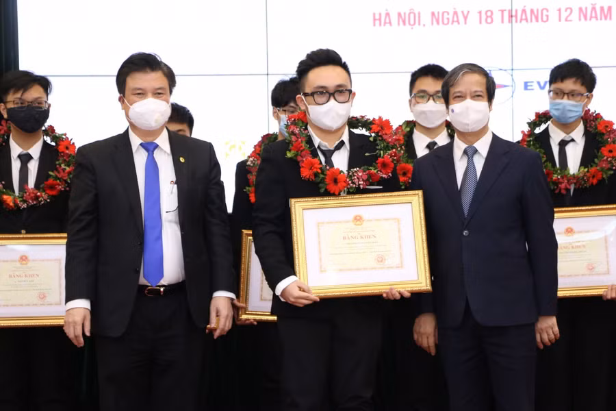 Bộ trưởng Nguyễn Kim Sơn (phải) và Thứ trưởng Nguyễn Hữu Độ (trái) trao tặng bằng khen.