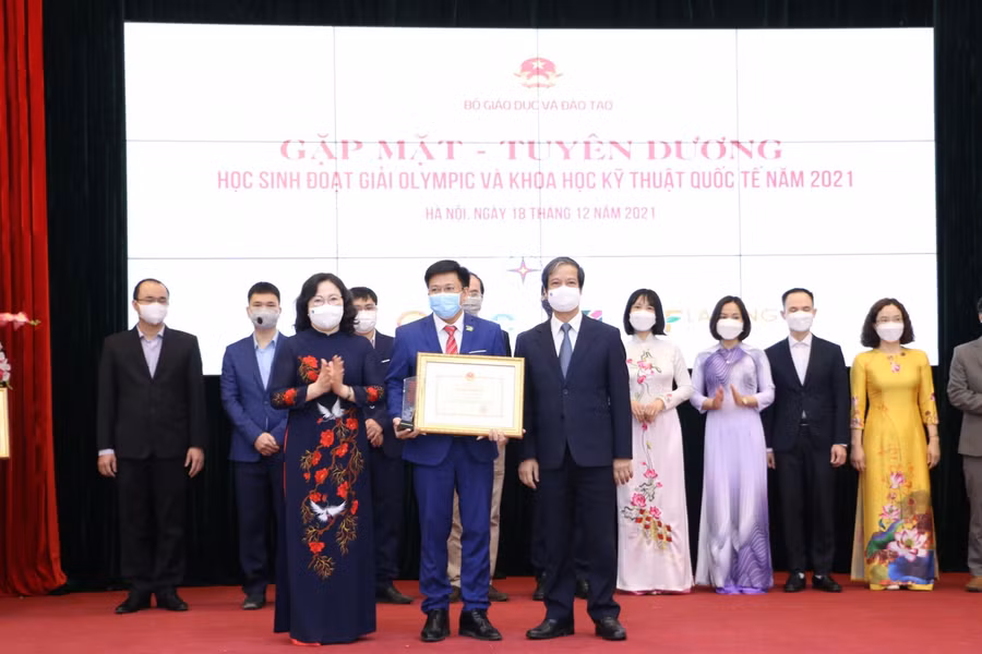 Bộ trưởng Nguyễn Kim Sơn (phải) và Thứ trưởng Ngô Thị Minh (trái) trao bằng khen cho các nhà giáo có thành tích xuất sắc.