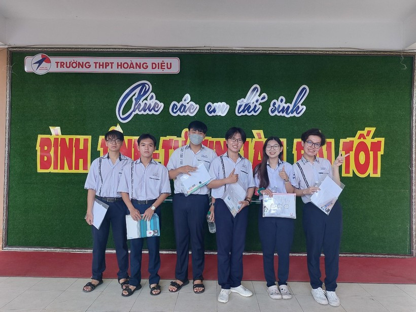 Các thí sinh ở Sóc Trăng bước vào buổi thi thứ 3 cho tổ hợp Khoa học tự nhiên và Khoa học xã hội với tâm trạng khá thoải mái sau khi kết thúc ngày thi thứ nhất bài làm ở môn Ngữ văn và Toán đạt kết quả khá khả quan. Thí sinh Lư Nhật Vy, học sinh Trường THPT Hoàng Diệu, TP Sóc Trăng, dự thi tốt hợp KHTN. Em chia sẻ tự tin bước vào buổi thi thứ 3 và sẽ cố gắng hết sức mình để làm bài thi thật tốt. Các thí sinh ở Sóc Trăng bước vào buổi thi thứ 3 cho tổ hợp Khoa học tự nhiên và Khoa học xã hội với tâm trạng khá thoải mái sau khi kết thúc ngày thi thứ nhất bài làm ở môn Ngữ văn và Toán đạt kết quả khá khả quan. Thí sinh Lư Nhật Vy, học sinh Trường THPT Hoàng Diệu, TP Sóc Trăng, dự thi tốt hợp KHTN. Em chia sẻ tự tin bước vào buổi thi thứ 3 và sẽ cố gắng hết sức mình để làm bài thi thật tốt.