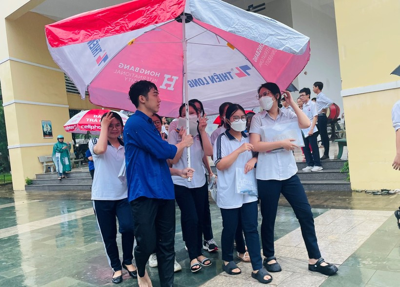 Tại Đồng Nai, sau khi thí sinh hoàn thành bài thi Ngoại ngữ, trời đổ mưa lớn. Lực lượng tình nguyện đã nhanh chóng đội mưa, che dù đưa thí sinh ra cổng trường để ra về. Kim Khánh, thí sinh điểm thi Trường THPT Lương Thế Vinh, cho biết, đề thi Tiếng Anh năm nay khá phù hợp, nhưng để đạt được điểm 9 hoặc điểm 10 thì phải là những bạn học thực chất mới làm được. Tại Đồng Nai, sau khi thí sinh hoàn thành bài thi Ngoại ngữ, trời đổ mưa lớn. Lực lượng tình nguyện đã nhanh chóng đội mưa, che dù đưa thí sinh ra cổng trường để ra về. Kim Khánh, thí sinh điểm thi Trường THPT Lương Thế Vinh, cho biết, đề thi Tiếng Anh năm nay khá phù hợp, nhưng để đạt được điểm 9 hoặc điểm 10 thì phải là những bạn học thực chất mới làm được.