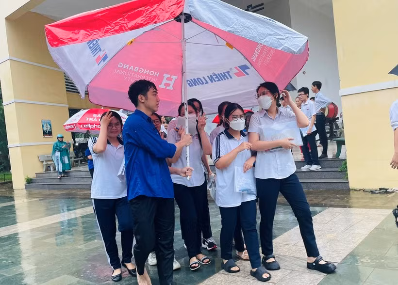 Tại Đồng Nai, sau khi thí sinh hoàn thành bài thi Ngoại ngữ, trời đổ mưa lớn. Lực lượng tình nguyện đã nhanh chóng đội mưa, che dù đưa thí sinh ra cổng trường để ra về. Kim Khánh, thí sinh điểm thi Trường THPT Lương Thế Vinh, cho biết, đề thi Tiếng Anh năm nay khá phù hợp, nhưng để đạt được điểm 9 hoặc điểm 10 thì phải là những bạn học thực chất mới làm được.