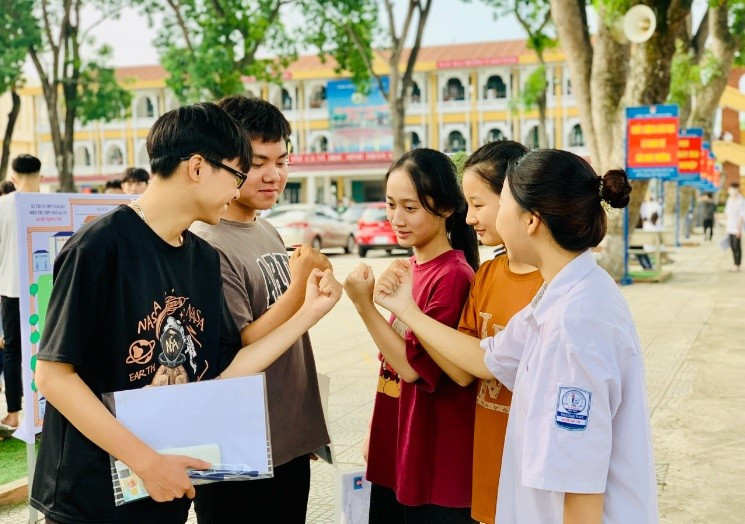 Đến điểm thi tại Vĩnh Phúc, nhiều thí sinh thể hiện quyết tâm lấy điểm cao ở bài thi tổ hợp. Các em động viên nhau trước kỳ thi. “Về kiến thức em không quá lo lắng vì đã được ôn luyện trong thời gian dài. Tuy nhiên, ở mỗi Kỳ thi thì luôn cần thêm một chút may mắn. Em hy vọng rằng, cùng với quyết tâm thì em cũng sẽ gặp may mắn ở buổi thi sáng nay”, thí sinh Huyền Trang, điểm thi Trường THPT Trần Phú, Vĩnh Yên, nói. Đến điểm thi tại Vĩnh Phúc, nhiều thí sinh thể hiện quyết tâm lấy điểm cao ở bài thi tổ hợp. Các em động viên nhau trước kỳ thi. “Về kiến thức em không quá lo lắng vì đã được ôn luyện trong thời gian dài. Tuy nhiên, ở mỗi Kỳ thi thì luôn cần thêm một chút may mắn. Em hy vọng rằng, cùng với quyết tâm thì em cũng sẽ gặp may mắn ở buổi thi sáng nay”, thí sinh Huyền Trang, điểm thi Trường THPT Trần Phú, Vĩnh Yên, nói.