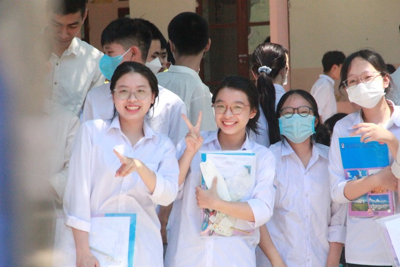 Sau 150 phút thi tổ hợp, thí sinh rời khỏi phòng thi trong tâm trạng thoải mái, vui vẻ. Tại tỉnh Hà Tĩnh, thí sinh Thuỳ An, Trường THPT Phan Đình Phùng, nhận xét bài thi Khoa học tự nhiên sát với đề minh họa của Bộ GD&ĐT. Trong 3 môn thi, An cho rằng Vật lý khó hơn, yêu cầu của đề khá dài và một số câu cuối khá phức tạp. Sau 150 phút thi tổ hợp, thí sinh rời khỏi phòng thi trong tâm trạng thoải mái, vui vẻ. Tại tỉnh Hà Tĩnh, thí sinh Thuỳ An, Trường THPT Phan Đình Phùng, nhận xét bài thi Khoa học tự nhiên sát với đề minh họa của Bộ GD&ĐT. Trong 3 môn thi, An cho rằng Vật lý khó hơn, yêu cầu của đề khá dài và một số câu cuối khá phức tạp.