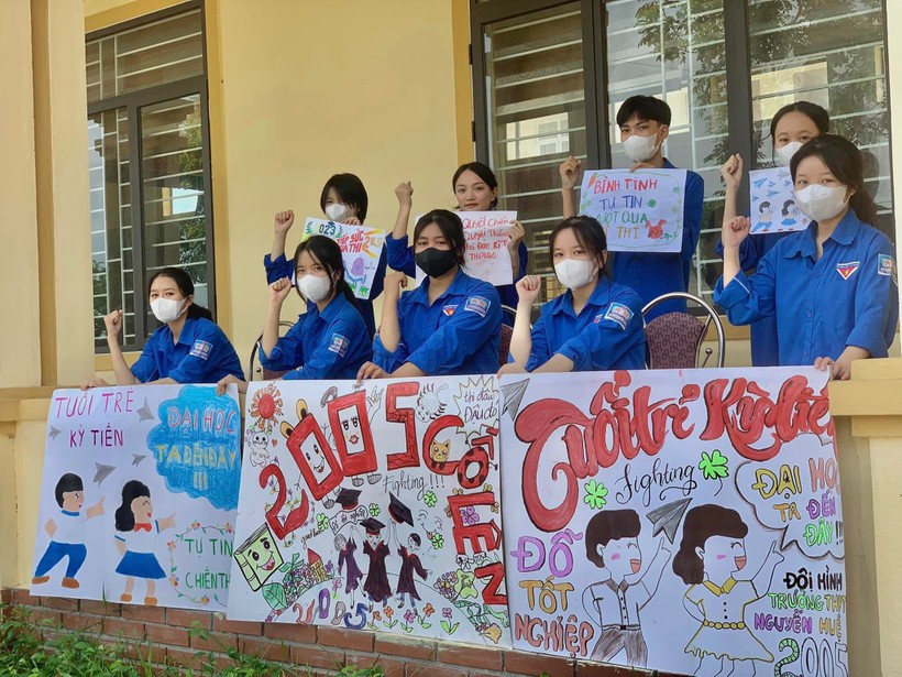 Để cổ vũ tinh thần các thí sinh, tại nhiều điểm thi trên địa bàn tỉnh Hà Tĩnh, tình nguyện viên đã tự tay làm các pano, biểu ngữ hay những chiếc thẻ cầm tay được trang trí ngộ nghĩnh. Dù chỉ là việc làm nhỏ nhưng phần nào giải tỏa bớt những căng thẳng, khích lệ tinh thần các sĩ tử trước buổi thi. Để cổ vũ tinh thần các thí sinh, tại nhiều điểm thi trên địa bàn tỉnh Hà Tĩnh, tình nguyện viên đã tự tay làm các pano, biểu ngữ hay những chiếc thẻ cầm tay được trang trí ngộ nghĩnh. Dù chỉ là việc làm nhỏ nhưng phần nào giải tỏa bớt những căng thẳng, khích lệ tinh thần các sĩ tử trước buổi thi.