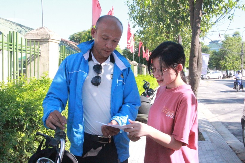 Nhiều phụ huynh cũng thở phào nhẹ nhõm sau khi con hoàn thành kỳ thi tốt nghiệp THPT. Anh Nguyễn Văn Quyền (huyện Kỳ Anh) có con thi tại điểm thi trường THPT Chuyên Hà Tĩnh chia sẻ: "Con thi tôi cũng có chút lo lắng, giờ thấy con thi xong rồi thì nhẹ cả người. Con được bao nhiêu điểm cũng không sao vì cháu đã cố gắng hết mình rồi. Giờ cho con về quê nghỉ hè thật thoải mái" Nhiều phụ huynh cũng thở phào nhẹ nhõm sau khi con hoàn thành kỳ thi tốt nghiệp THPT. Anh Nguyễn Văn Quyền (huyện Kỳ Anh) có con thi tại điểm thi trường THPT Chuyên Hà Tĩnh chia sẻ: "Con thi tôi cũng có chút lo lắng, giờ thấy con thi xong rồi thì nhẹ cả người. Con được bao nhiêu điểm cũng không sao vì cháu đã cố gắng hết mình rồi. Giờ cho con về quê nghỉ hè thật thoải mái"